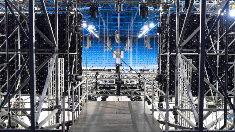 イベント会場で来場者とスタッフが交流している様子