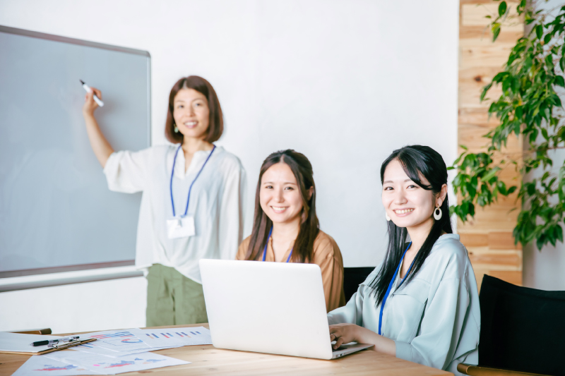 セミナー会場で地域や教育に関する学びと交流が行われている様子